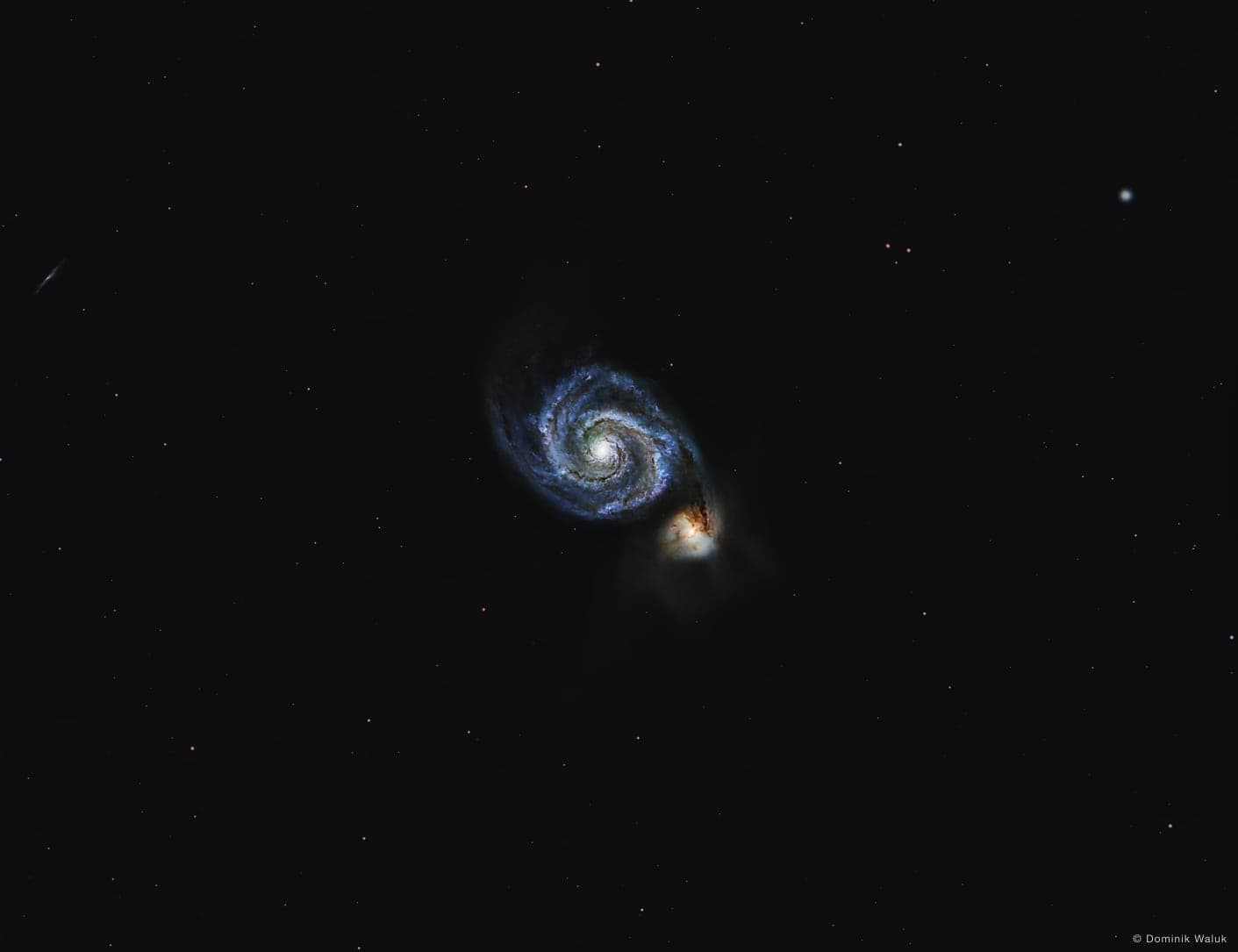 Die Whirlpool-Galaxie: eine Spiralgalaxie mit hellem Kern und einer kleineren Begleitgalaxie am Ende eines Spiralarms, in einem ruhigen Sternenfeld.