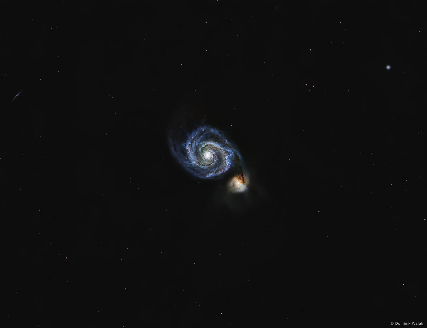 Die Whirlpool-Galaxie: eine Spiralgalaxie mit hellem Kern und einer kleineren Begleitgalaxie am Ende eines Spiralarms, in einem ruhigen Sternenfeld.