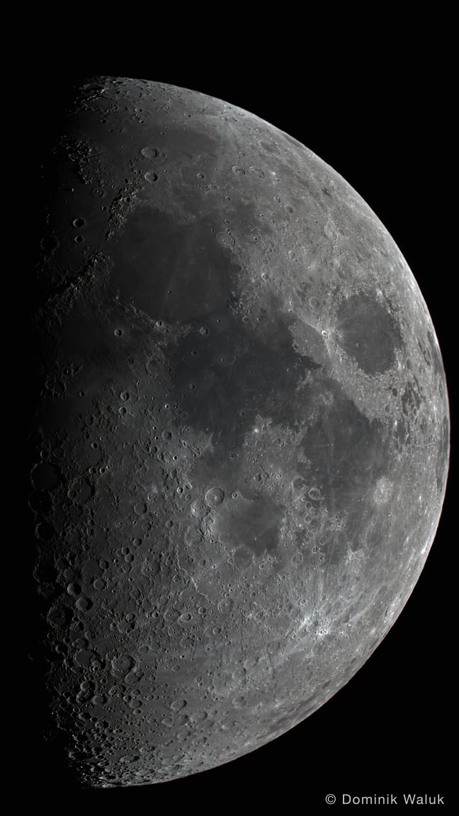 Der Mond, zur Hälfte beleuchtet: die helle Seite rechts, voller Krater und dunkler Ebenen, vor schwarzem Himmel.